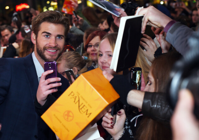 POPULÆR: Liam Hemsworth tok seg også god tid til alle de oppmøtte langs den røde løperen. Foto: NTB Scanpix POPULÆR: Liam Hemsworth tok seg også god tid til alle de oppmøtte langs den røde løperen. Foto: NTB Scanpix